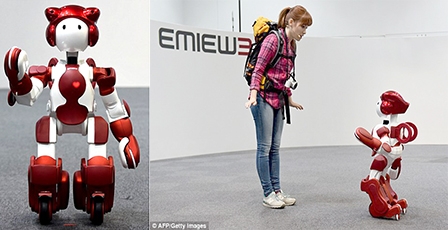 Robot EMIEW3 hỗ trợ du khách tại sân bay