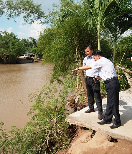 Lãnh đạo thành phố kiểm tra các điểm sạt lở nghiêm trọng trên địa bàn quận Bình Thủy