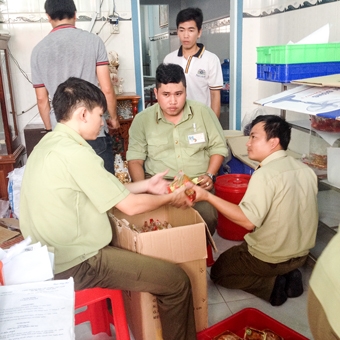 Phát hiện cơ sở sản xuất bánh trung thu vi phạm