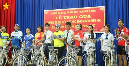 Tiếp sức học sinh nghèo, hiếu học 
vững bước đến trường