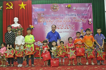 Tổ chức chương trình "Trung thu
yêu thương" cho trẻ em nghèo