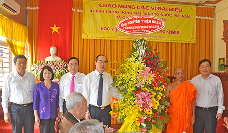 Đoàn Công tác của Ủy ban Trung ương MTTQVN
thăm Học viện Phật giáo Nam tông Khmer và các gia đình tiêu biểu trong đồng bào dân tộc thiểu số