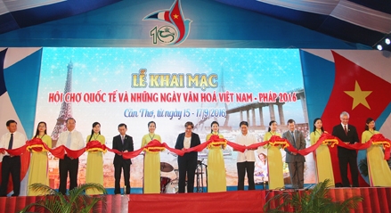 Khai mạc Hội chợ quốc tế 
và Những ngày văn hóa Việt  Pháp