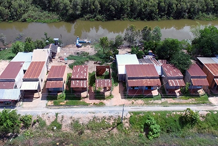 Lũ không về, cuộc sống người dân
cụm, tuyến dân cư gặp nhiều khó khăn