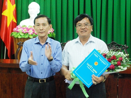 Triển khai các quyết định về công tác cán bộ