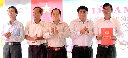 Đồng Vạn áp dụng triệt để 
“1 phải, 5 giảm” sản xuất lúa hiệu quả