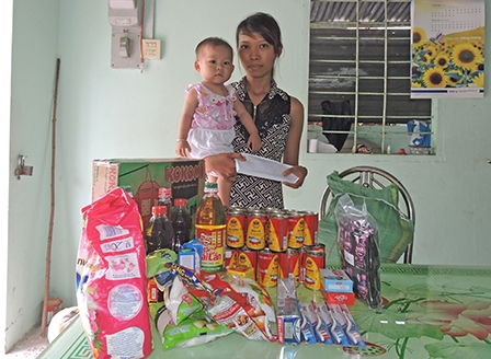 Trao tiền từ thiện