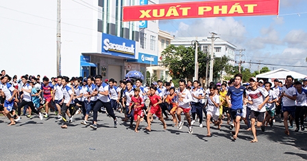 Hơn 500 VĐV tranh tài Giải Việt dã truyền thống Lộ Vòng Cung TP Cần Thơ năm 2016
