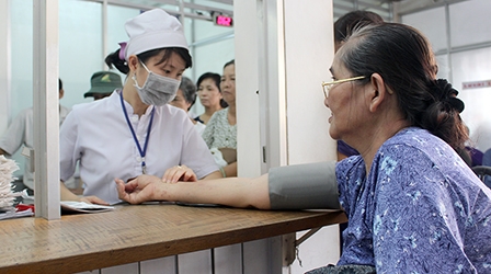 Thường xuyên theo dõi, kiểm soát huyết áp