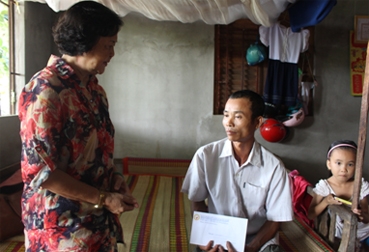 Trao tiền từ thiện