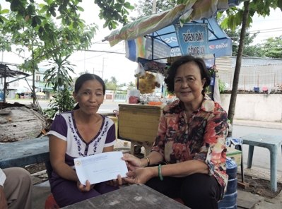 Trao tiền từ thiện