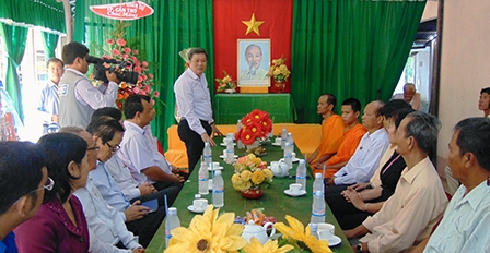 Thăm, chúc mừng quý vị sư sãi,
đồng bào dân tộc Khmer nhân dịp lễ Sene Đôn ta