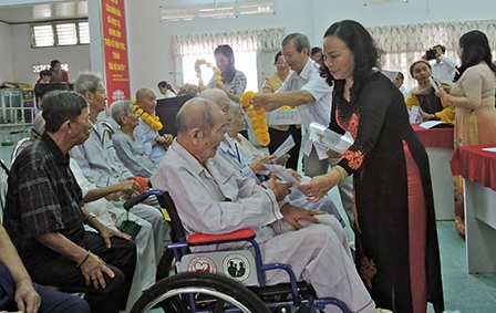 Chúc thọ các cụ cao niên