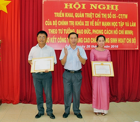Nhận rõ những hạn chế để nâng cao chất lượng sinh hoạt chi bộ