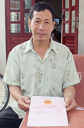 3 hộ dân ở khu vực Bình Hòa A, phường Phước Thới đã được cấp lại Giấy chứng nhận quyền sử dụng đất
