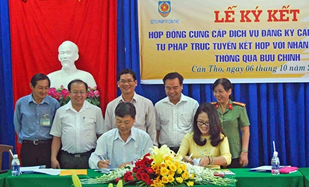 Ký kết hợp đồng cung cấp phiếu lý lịch tư pháp trực tuyến
với nhận trả kết quả thông qua bưu chính