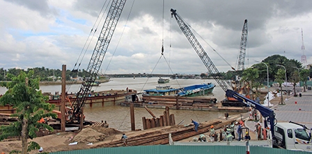 Nỗ lực khắc phục sạt lở tại bờ sông Cần Thơ