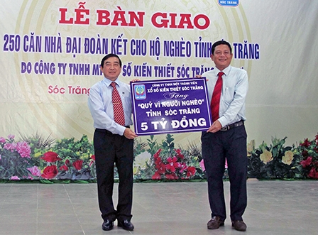 Trao 250 căn nhà đại đoàn kết cho hộ nghèo