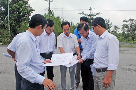 Lãnh đạo thành phố khảo sát vị trí đất phục vụ
tái định cư Dự án Nhà máy giày Taekwang - Hàn Quốc