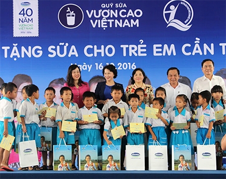 Chủ tịch Quốc hội Nguyễn Thị Kim Ngân
dự Chương trình trao tặng sữa cho trẻ em Cần Thơ