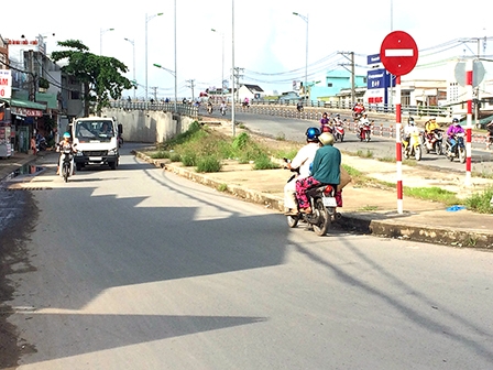 Chấn chỉnh tình trạng lưu thông  ngược chiều 
ở đường dân sinh cầu Cái Răng