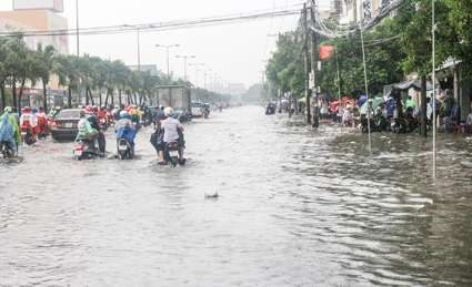 Mưa lớn kết hợp triều cường gây ngập nhiều tuyến đường nội ô TP Cần Thơ