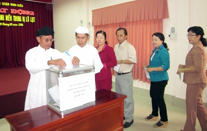 Phát động ủng hộ đồng bào các tỉnh miền Trung bị lũ lụt