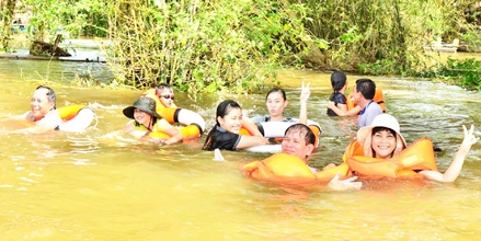 Rủ nhau tắm đồng