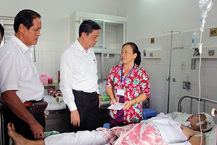 Lãnh đạo Thành ủy Cần Thơ thăm,
tặng quà bệnh nhân bị tai nạn giao thông