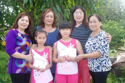 Trao tiền từ thiện