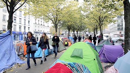 Người nhập cư đổ về Paris sau khi trại tị nạn Calais bị dỡ bỏ