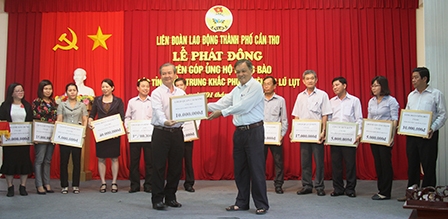 Vận động, quyên góp ủng hộ đồng bào các tỉnh miền Trung bị lũ lụt