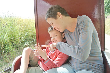 Liệu pháp tương tác sớm giúp cải thiện
khả năng giao tiếp ở trẻ tự kỷ