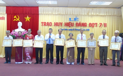 Trao huy hiệu cao tuổi Đảng 
cho 56 đảng viên