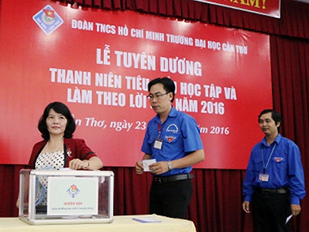 Đoàn viên, hội viên trường Đại học Cần Thơ:
Đóng góp trên 105 triệu đồng giúp đỡ 
đồng bào miền Trung