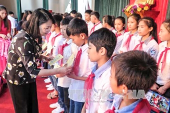 Phó Chủ tịch nước Đặng Thị Ngọc Thịnh thăm 
và tặng quà các gia đình bị ảnh hưởng lũ lụt tại Hà Tĩnh