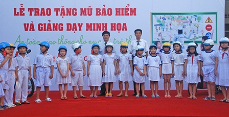 Trang bị kiến thức an toàn giao thông cho cán bộ quản lý ngành giáo dục,
giáo viên và học sinh