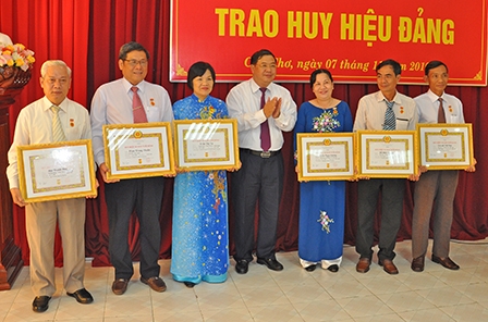 Tặng huy hiệu Đảng cho 142 đảng viên