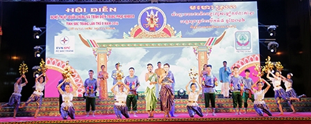 Khai mạc hội diễn nghệ thuật quần chúng
và trình diễn trang phục dân tộc Khmer