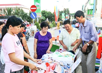 Người dân huyện U Minh ủng hộ hàng Việt