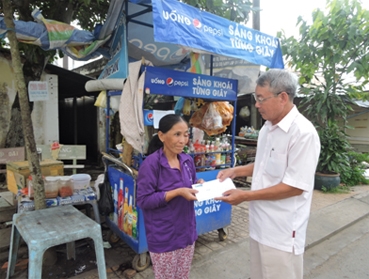 Trao tiền từ thiện