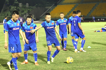 Đội tuyển Việt Nam tập nhẹ làm quen sân Cần Thơ