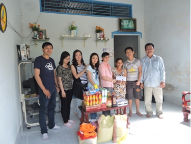 Trao tiền từ thiện