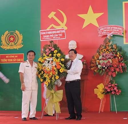 Nhiều trường khai giảng năm học mới và trao bằng tốt nghiệp