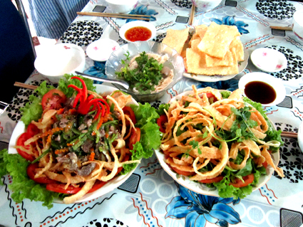 Không chỉ là bánh phồng tôm