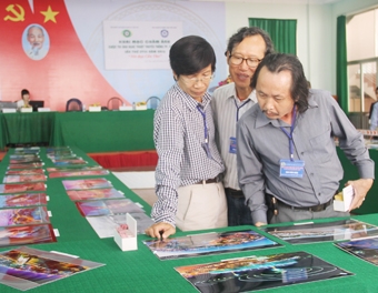 “Câu like” để đoạt giải