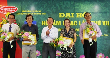 Nhạc sĩ Lê Nghiệp tái đắc cử Chủ tịch Hội Âm nhạc 
TP Cần Thơ