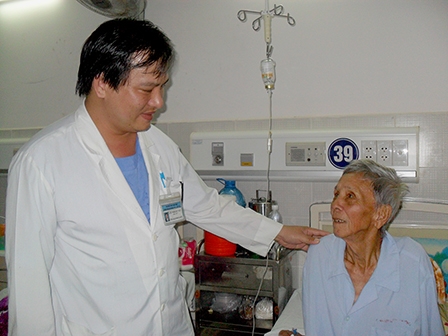 Người cao tuổi: Chú trọng vấn đề xương khớp