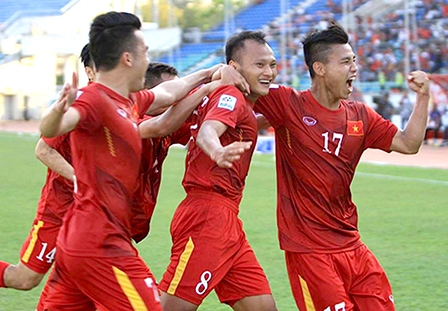 Tuyển Việt Nam lên ngôi đầu bảng; <br>Myanmar ngược dòng thành công