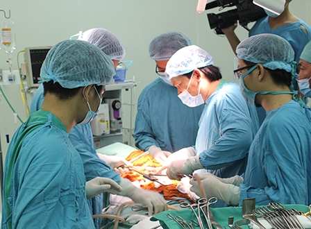 Phẫu thuật bóc
khối u chứa xương, răng, lông, tóc đẩy lệch tim